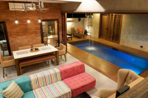 ISLA VILLA 1 amazing waterfall pool house near beach, bars & restaurants
